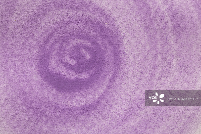 一个抽象的彩色水彩渐变填充背景与水彩污渍的特写。图片素材