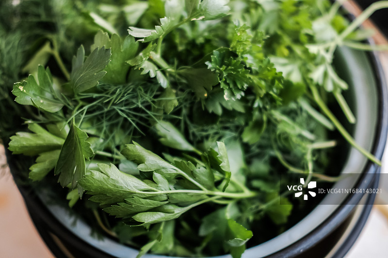 莳萝和欧芹的勺子，特写图片素材