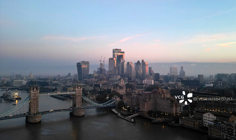 伦敦塔桥和伦敦金融城黎明景色图片素材