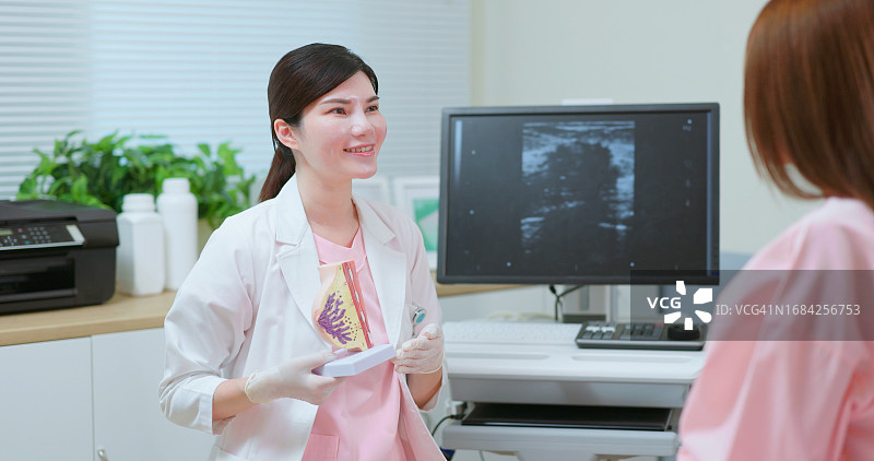 女性进行乳房检查图片素材