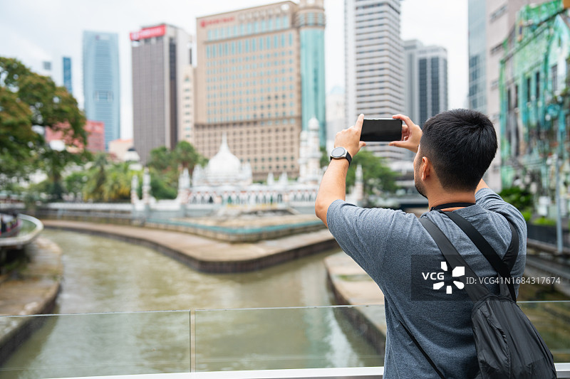 旅行者在吉隆坡拍照图片素材
