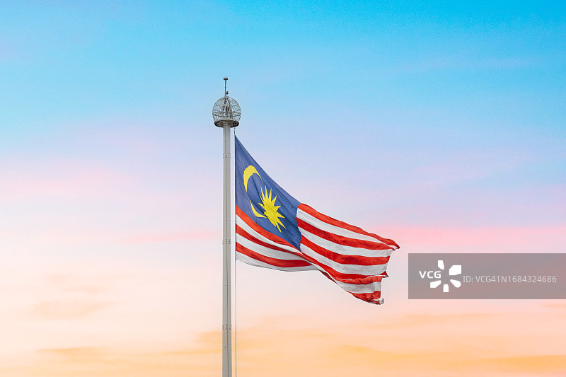 蓝天下马来西亚国旗的低角度视图图片素材