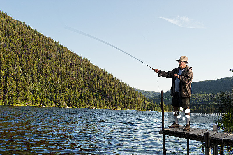行动中的年长飞钓渔民图片素材