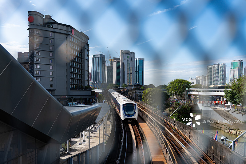 电气火车的架空轨道图片素材