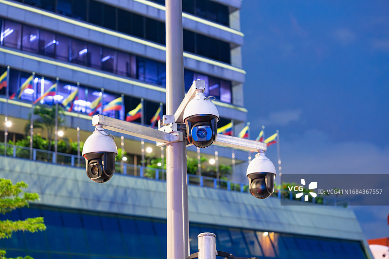 配备监控摄像头的住宅区图片素材