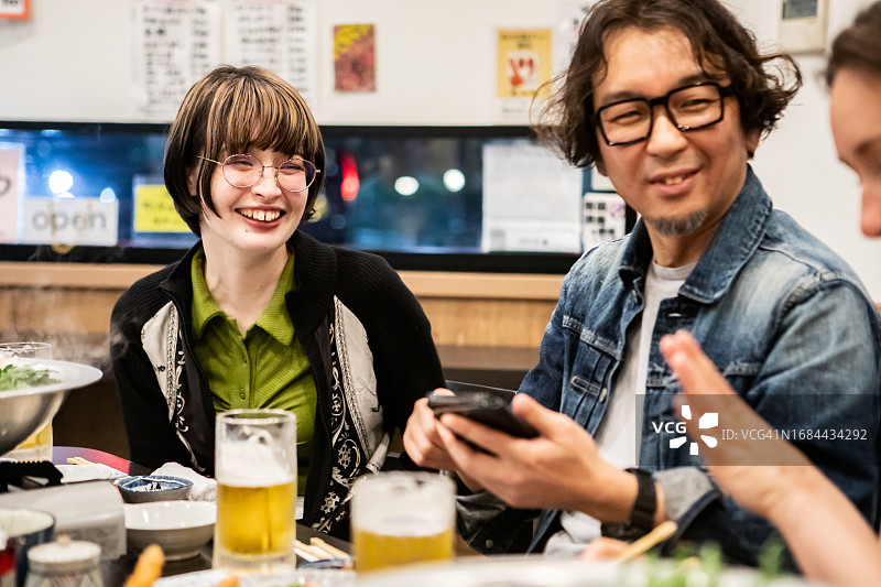 在东京体验居酒屋的游客图片素材