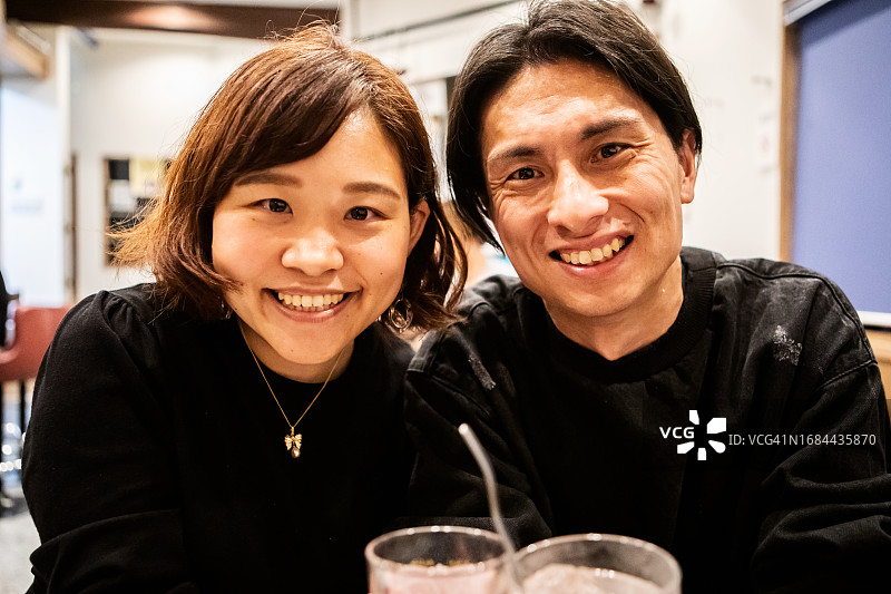 日本夫妇在日式酒吧的欢乐合影图片素材