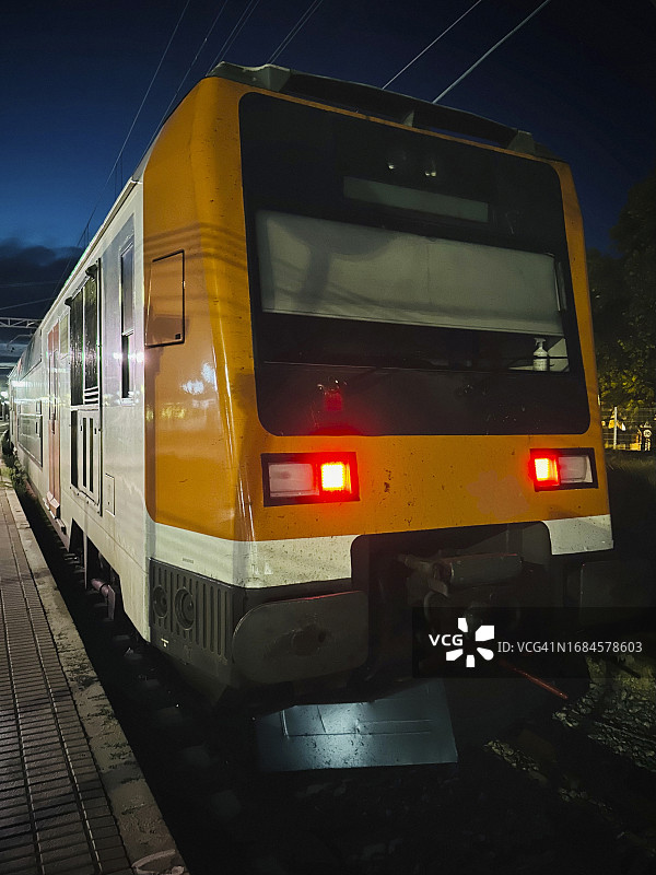 在西班牙巴塞罗那省行驶的火车图片素材