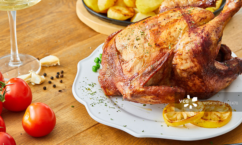 新年午餐或晚餐：烤鸡配土豆图片素材