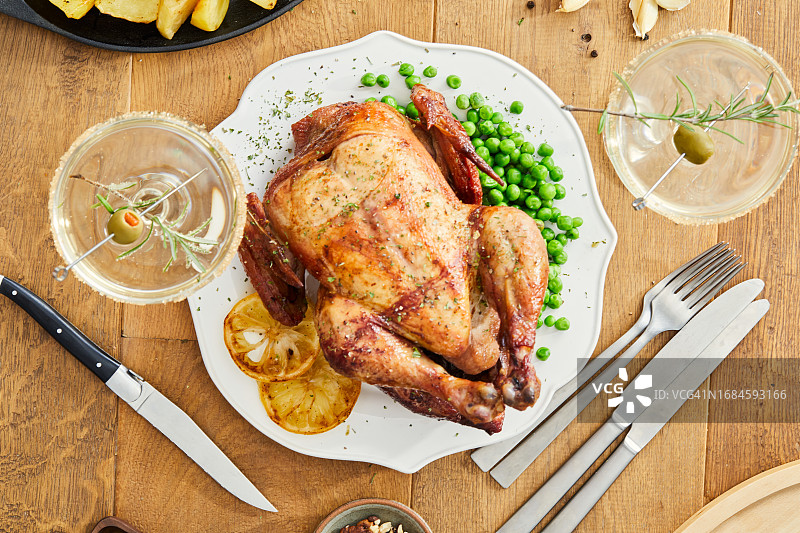 圣诞午餐或晚餐：烤鸡和土豆图片素材
