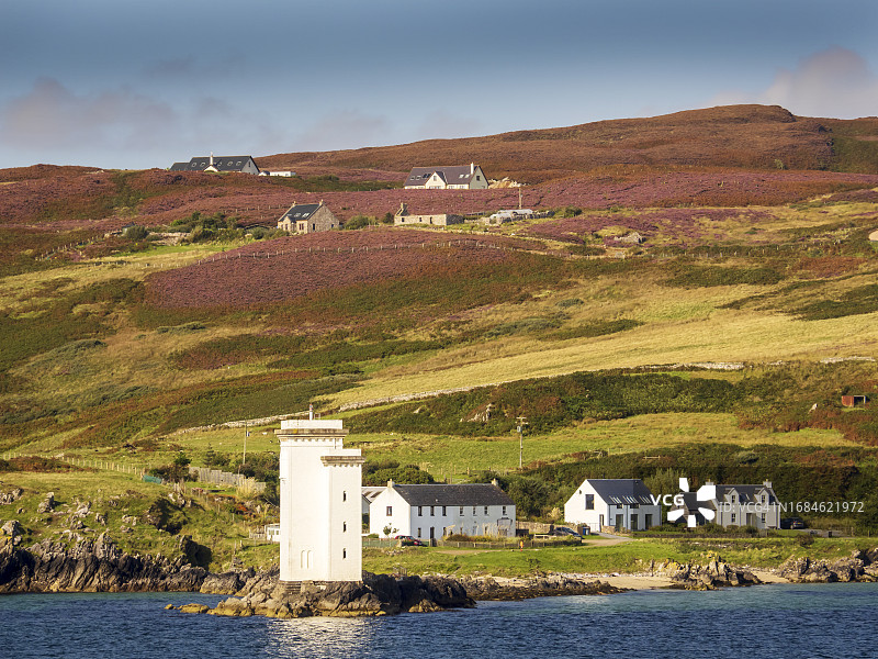 从渡轮拍摄的英国苏格兰内赫布里底群岛艾莱岛艾伦港附近的卡莱格法达灯塔图片素材