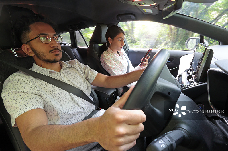 年轻夫妇在乡下开车兜风图片素材