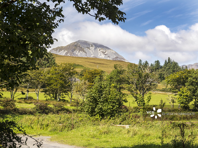 从英国苏格兰内赫布里底群岛朱拉岛的克雷豪斯看到的朱拉岛山图片素材