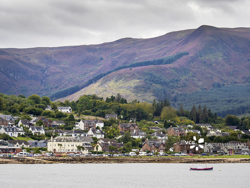 英国苏格兰西海岸阿伦岛布罗迪克上方的石楠花盛开图片素材