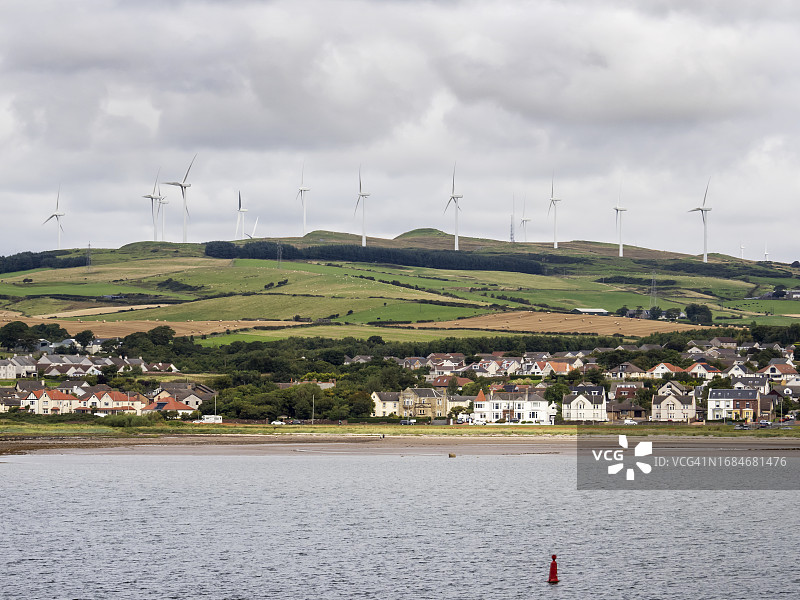 英国苏格兰西海岸阿德罗桑的风力涡轮机和房屋图片素材