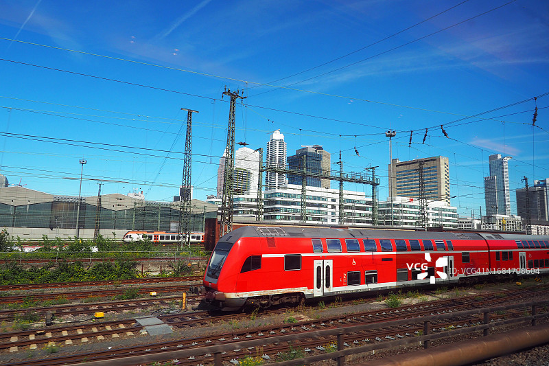 法兰克福天际线与红色列车图片素材