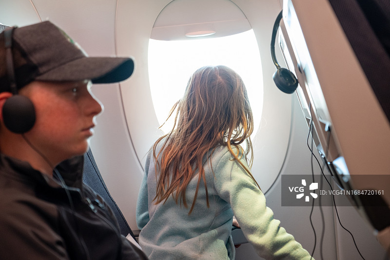 孩子们享受飞行图片素材