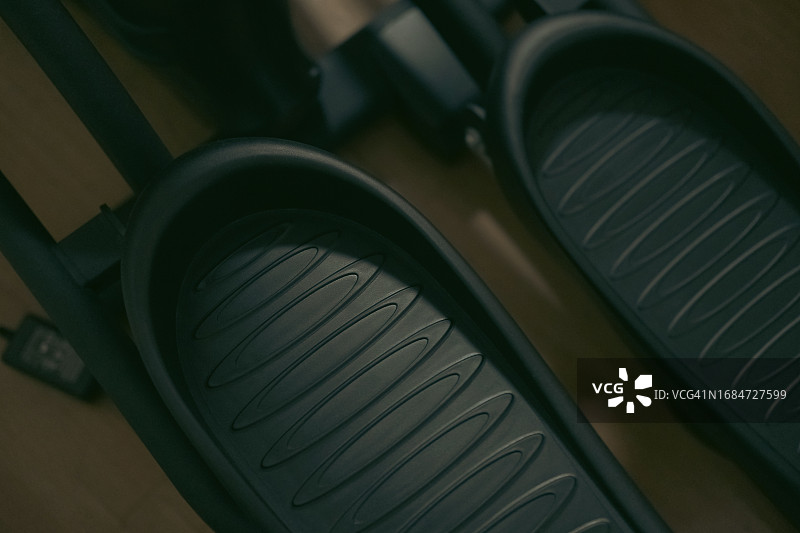 黑色椭圆机脚踏板图片素材