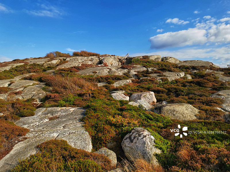 徒步登顶海岛图片素材