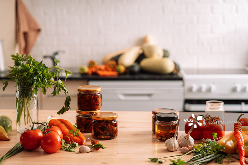 厨房里木桌上的番茄罐头和蔬菜图片素材