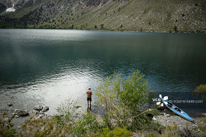 罪犯湖与渔夫和皮划艇图片素材