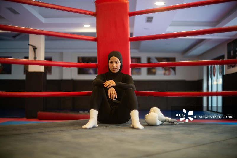 在健身房进行拳击运动的中东女性图片素材
