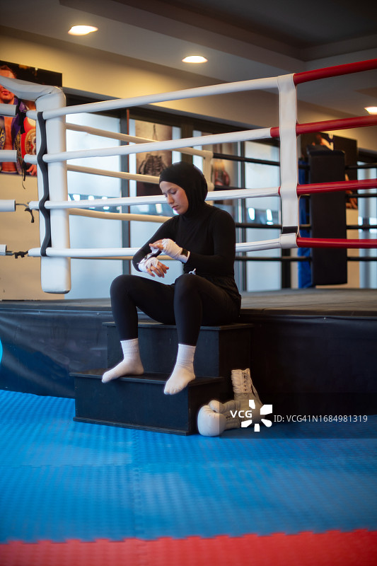 中东女性缠绕拳击绷带图片素材