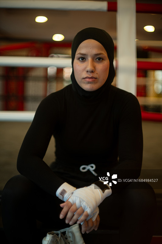 在健身房进行拳击运动的中东女性图片素材