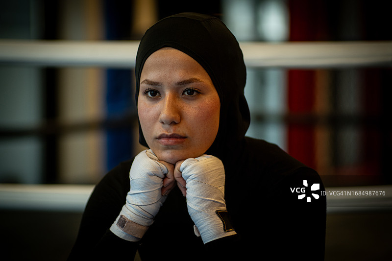 在健身房进行拳击运动的中东女性图片素材