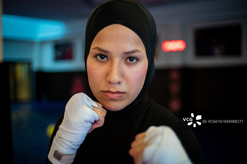 在健身房进行拳击运动的中东女性图片素材