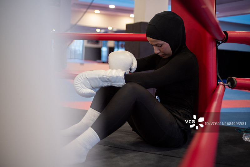 在健身房进行拳击运动的中东女性图片素材