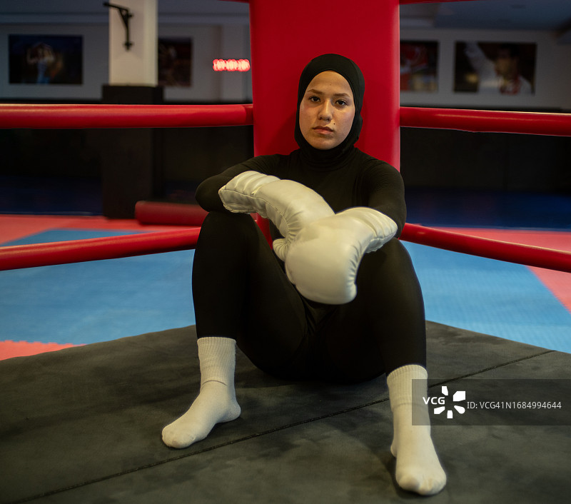 在健身房进行拳击运动的中东女性图片素材