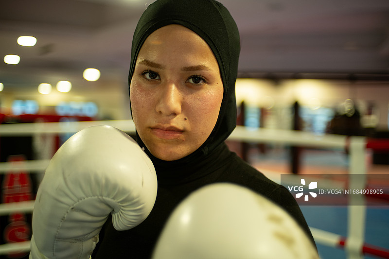 在健身房进行拳击运动的中东女性图片素材