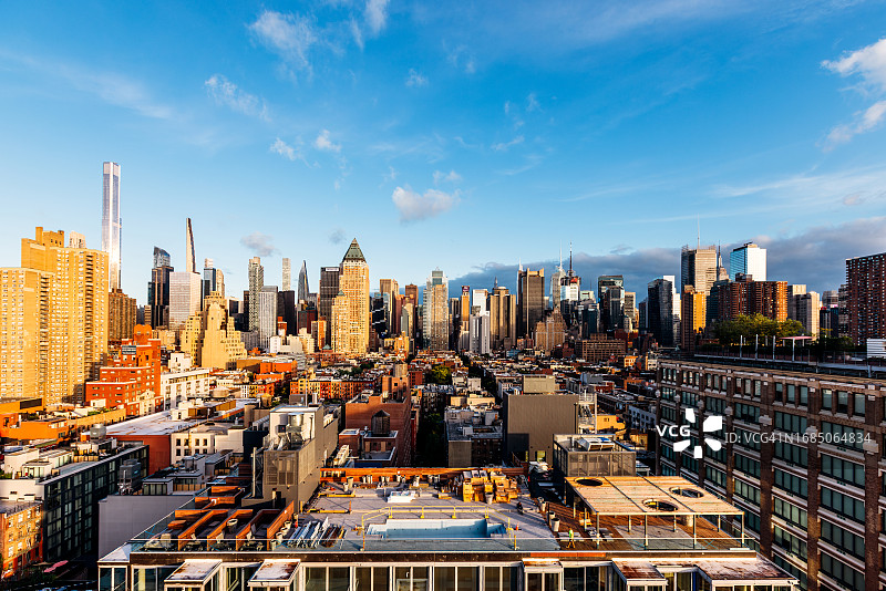 阳光明媚的曼哈顿中城天际线，美国纽约市图片素材