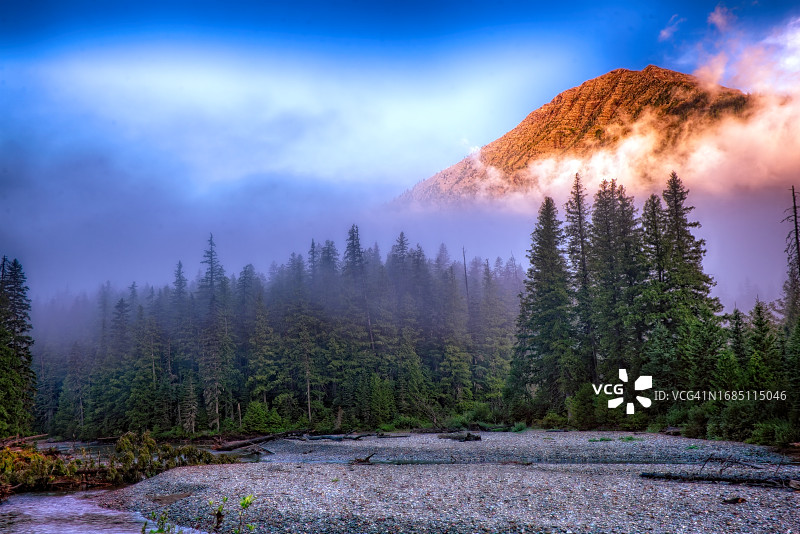 早晨的薄雾和山涧图片素材