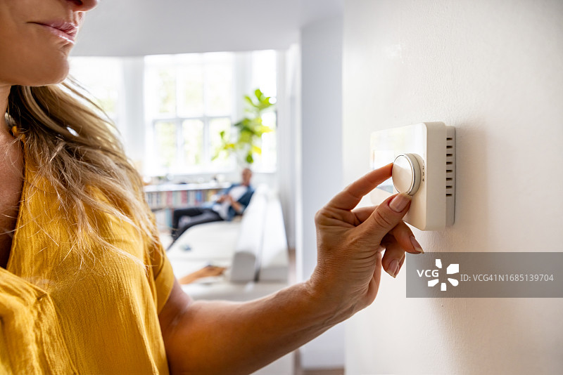 特写：女人用调光器调节温度图片素材