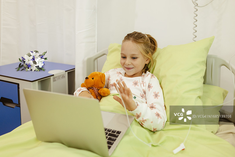 住院生病女孩进行视频通话图片素材