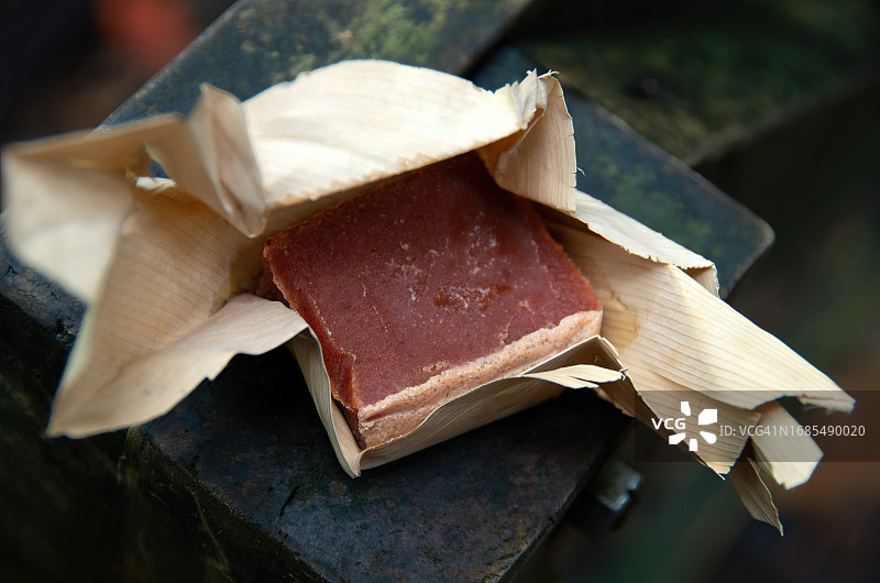 番石榴软糖/博卡迪约，采用干燥的蕉叶包装图片素材