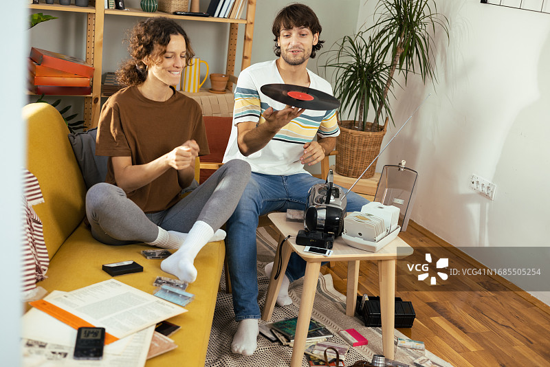 年轻情侣在家中听老音乐图片素材