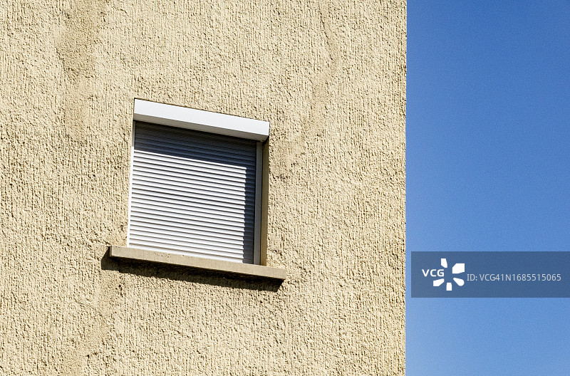 关闭的窗户和蓝天图片素材
