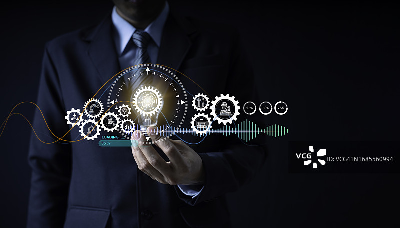 创意之光：手握灯泡激发创新与工业网络图片素材