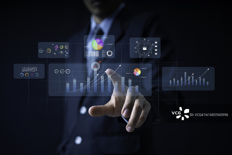 商务人士在监控图表面前共同分析企业财务图片素材
