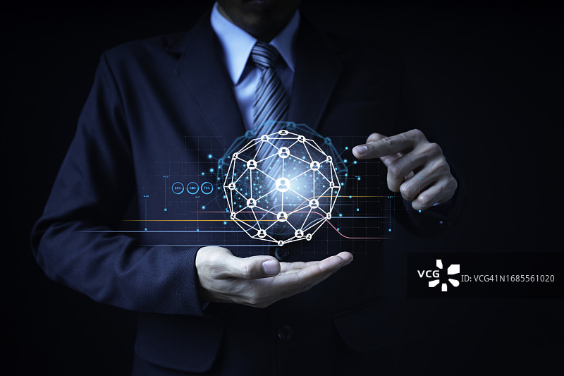 客户关系管理，商务人士绘制全球网络，为客户提供服务和数据交换图片素材