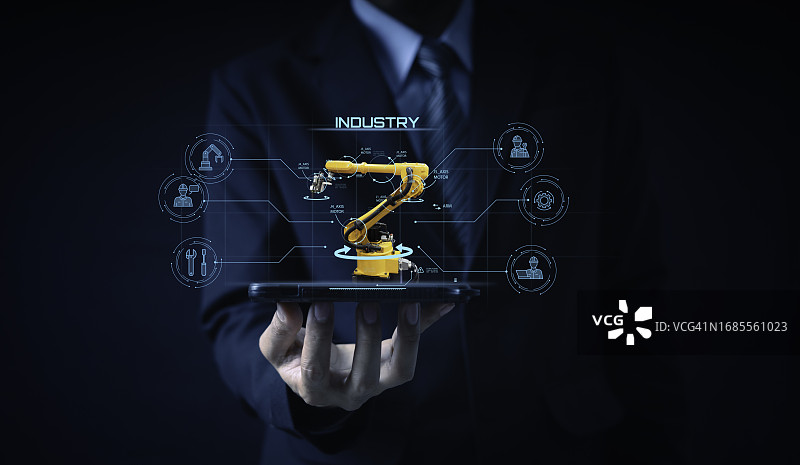 在黑色背景上使用带数字屏幕的机械臂的商人3D渲染图片素材