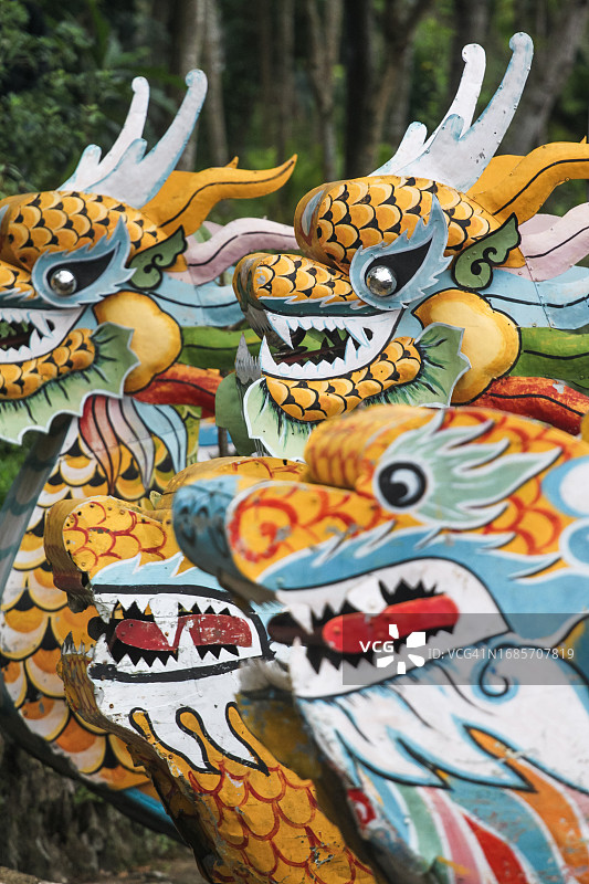 越南顺化市游船甲板上的装饰龙头图片素材