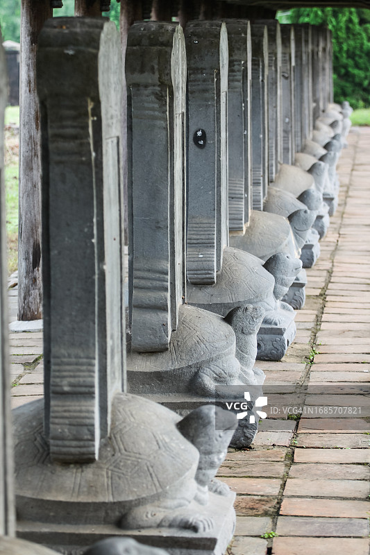 越南顺化市文庙的驮龟石碑图片素材