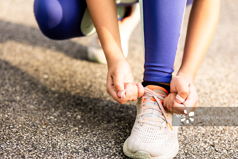 多种族年轻女子系好跑鞋鞋带，准备锻炼图片素材