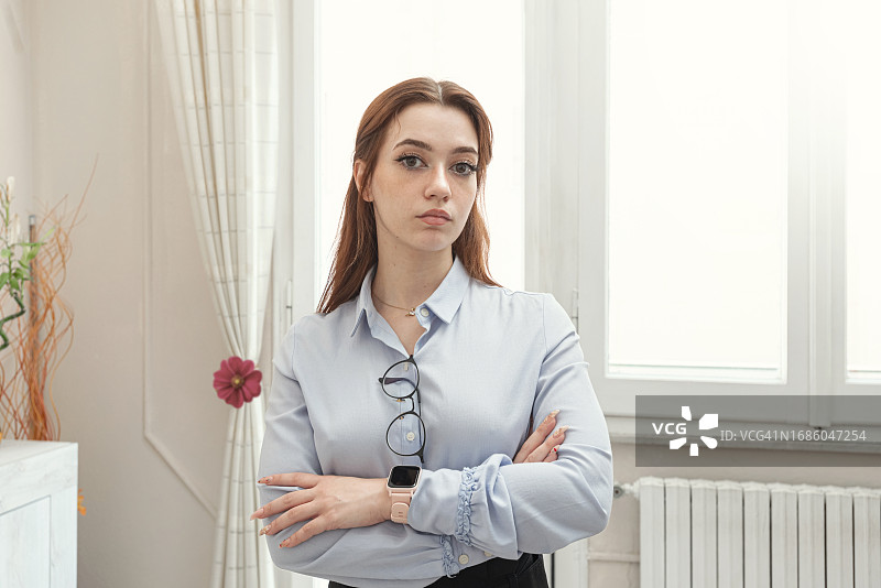 表情严肃的红发女子肖像图片素材