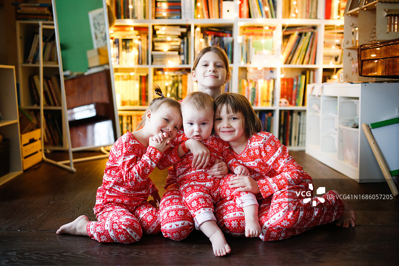 温暖的家庭时光：圣诞装饰中的四兄妹图片素材