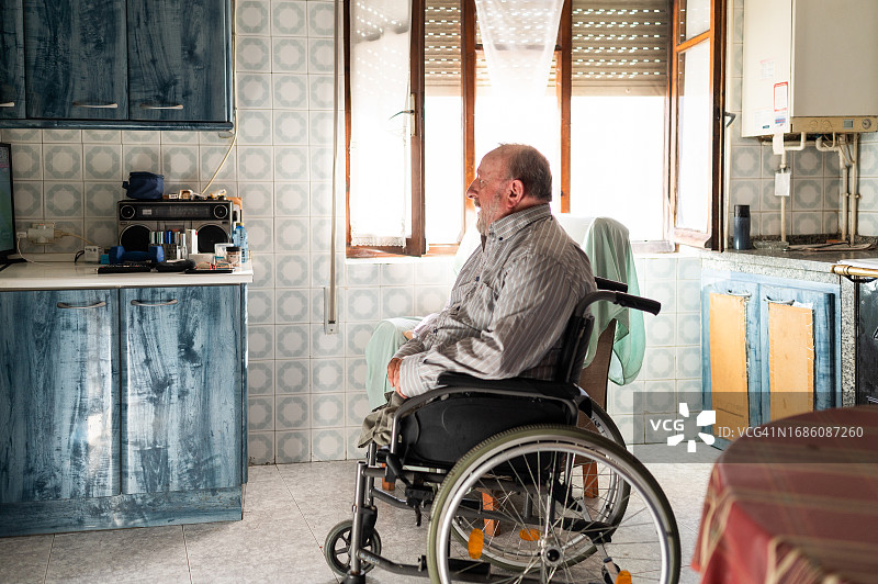 一位坐在轮椅上的截肢老人图片素材
